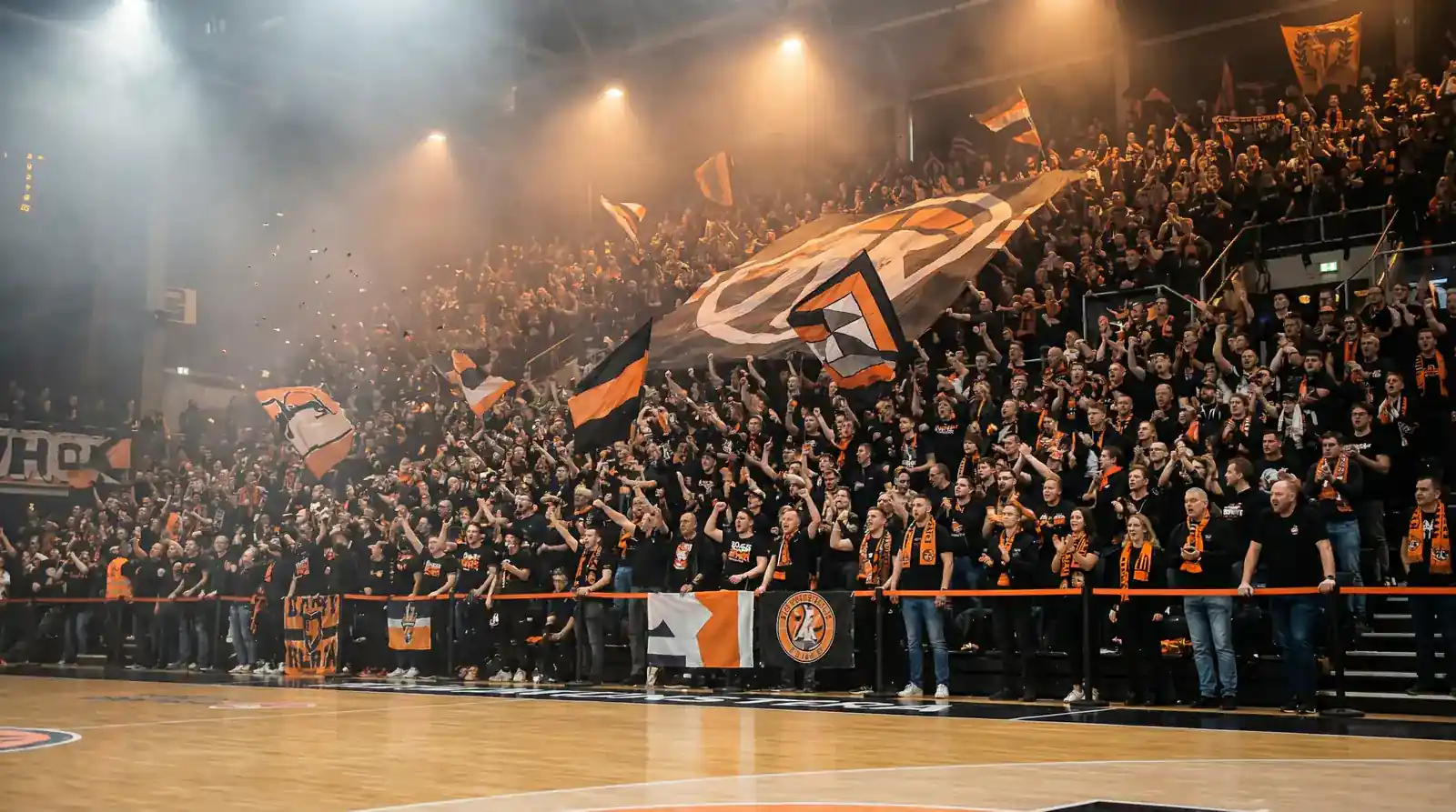 Aficionados animando en un pabellón de Euroliga con ambiente intenso
